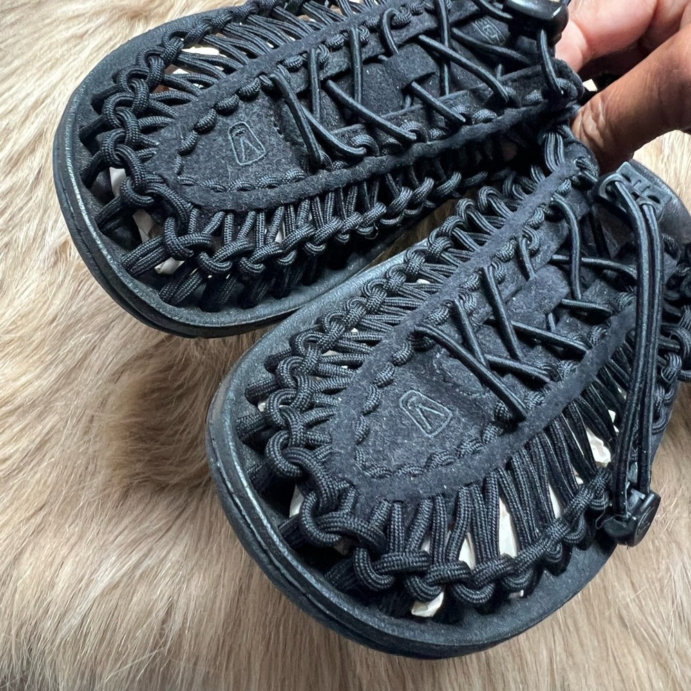 Keen UNEEK Women’s Black Woven Sandals Sz 6 - Picture 4 of 8
